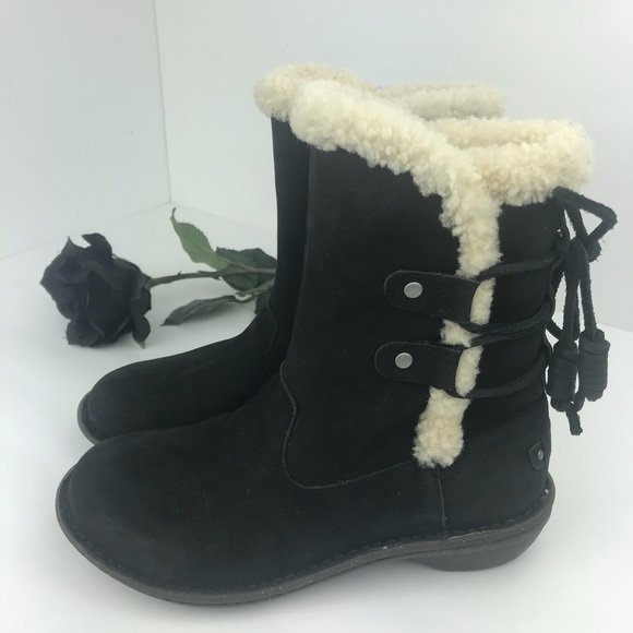 UGG Akadia Boots - Picture 4 of 11